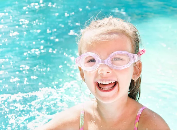 Pretty smiling little girl in swimming pool — Stock Photo, Image