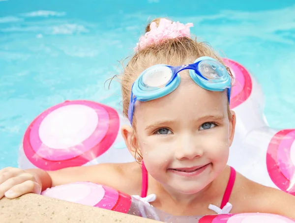 Pretty little girl in swimming pool — Stock Photo, Image