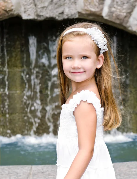 Retrato ao ar livre de adorável sorridente menina — Fotografia de Stock