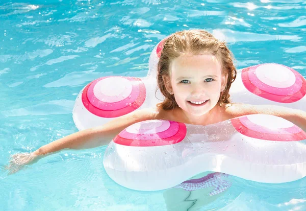 Niña bonita en la piscina — Foto de Stock