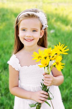 çayır çiçeklerle üzerinde sevimli küçük kız