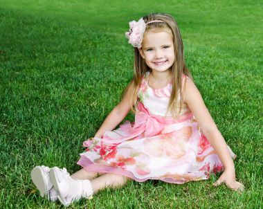 çayır üzerinde gülümseyen sevimli küçük kız