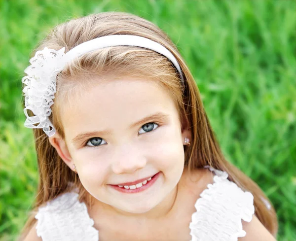 Roztomilý usměvavá holčička na louce — Stock fotografie