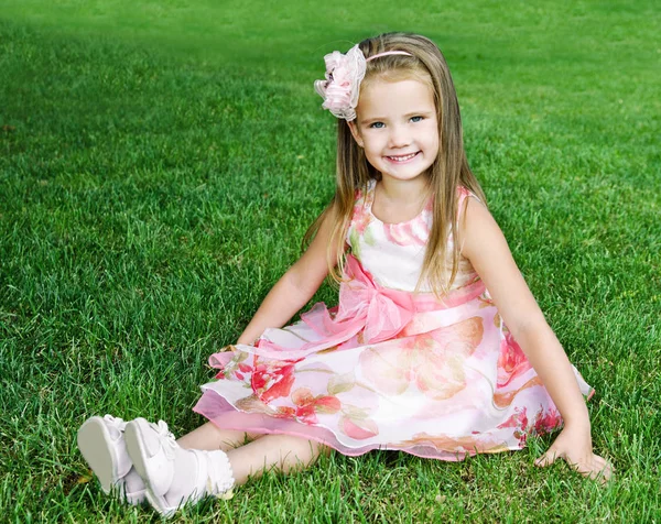 Linda niña sonriente en el prado — Foto de Stock