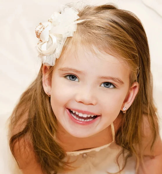 Feliz adorable niña en vestido de princesa —  Fotos de Stock