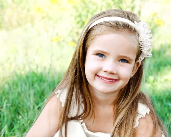 Niedliches glückliches kleines Mädchen auf der Wiese — Stockfoto