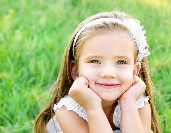 Linda niña feliz en el prado — Foto de Stock