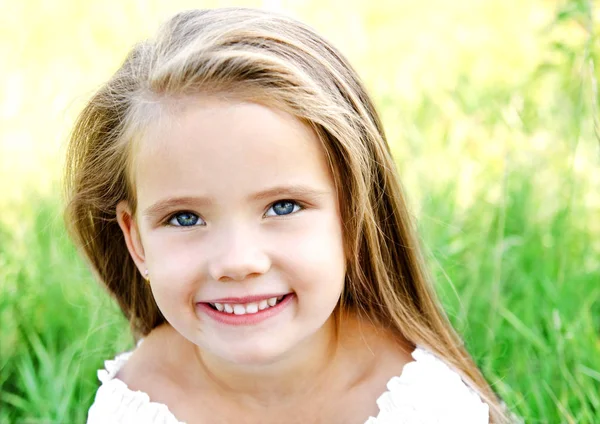 Niedliches glückliches kleines Mädchen auf der Wiese — Stockfoto