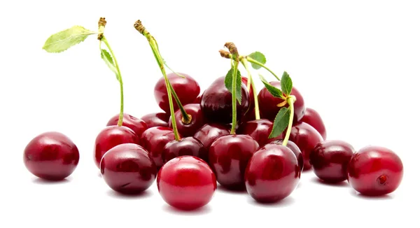 Sappige cherry bij blad geïsoleerd — Stockfoto