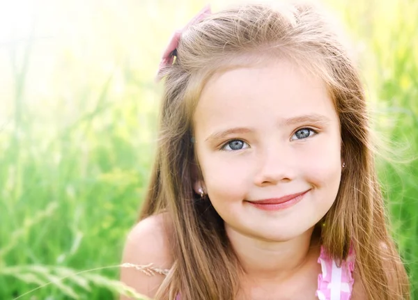 Retrato de adorable niña sonriente — Foto de Stock