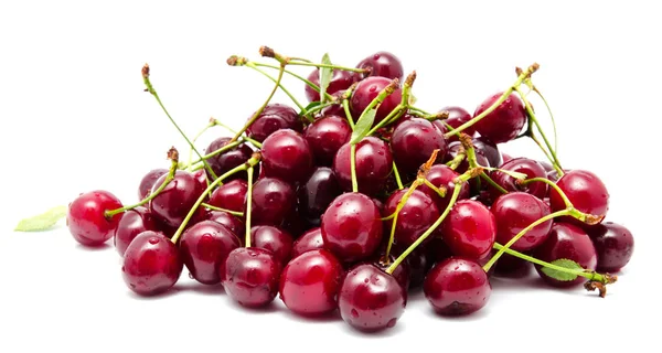 Sappige cherry bij blad geïsoleerd — Stockfoto