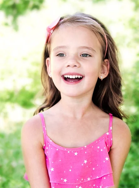 귀여운 웃는 어린 소녀의 초상화 — 스톡 사진
