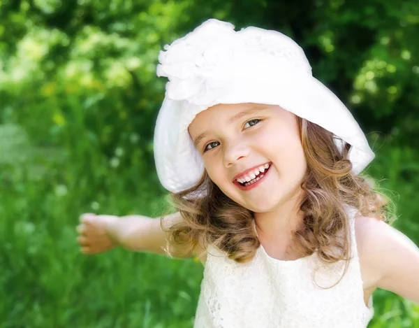 Retrato de adorable niña sonriente — Foto de Stock