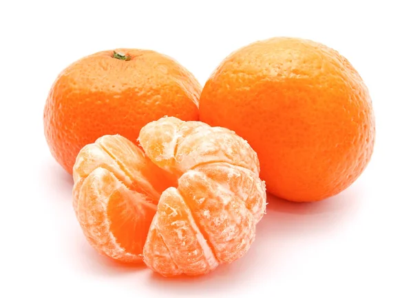 Оранжевые мандарины, изолированные на белом — стоковое фото