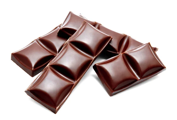 Batony z ciemnej czekolady stos na białym tle — Zdjęcie stockowe