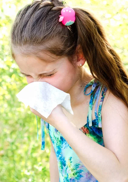 Lilla flickan har allergi mot våren blommande och blåser hennes nos — Stockfoto