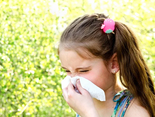 Lilla flickan har allergi mot våren blommande och blåser hennes nos — Stockfoto