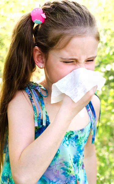 Kleines Mädchen hat Allergie gegen Frühjahrsblüher und Pusteblume — Stockfoto