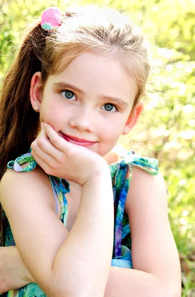 Retrato Ao Ar Livre De Uma Menina De 8 Anos Bonito. Uma Menina Sorrindo Para  A Câmera. Foto Royalty Free, Gravuras, Imagens e Banco de fotografias.  Image 174338419