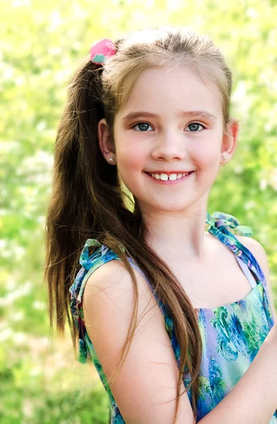 Portrait d'adorable petite fille souriante en plein air — Photo