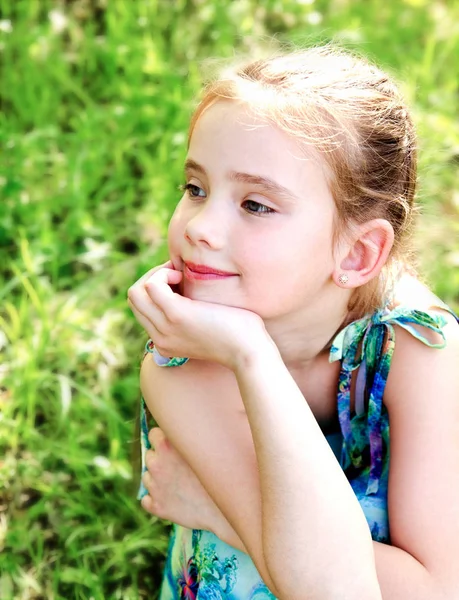 Ritratto di adorabile sorridente bambina all'aperto — Foto Stock