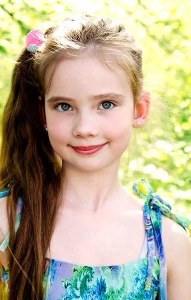 Portrait of adorable smiling little girl outdoor — Stock Photo, Image