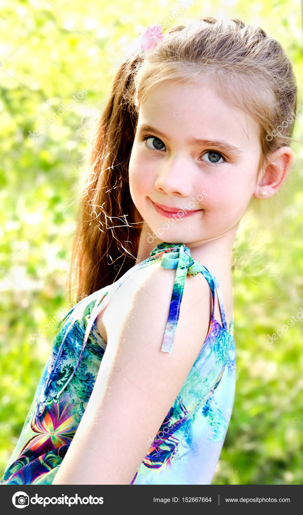 Retrato Ao Ar Livre De Uma Menina De 8 Anos Bonito. Uma Menina Sorrindo Para  A Câmera. Foto Royalty Free, Gravuras, Imagens e Banco de fotografias.  Image 174338419