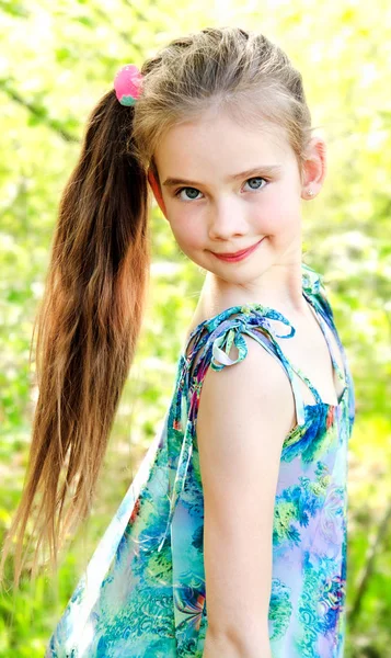 Porträtt av bedårande leende liten flicka utomhus — Stockfoto
