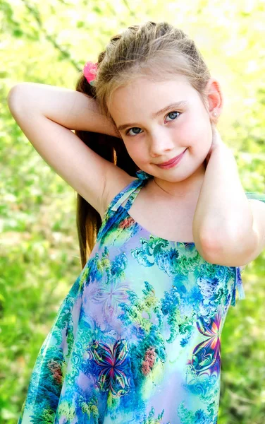 Retrato de adorable niña sonriente al aire libre —  Fotos de Stock