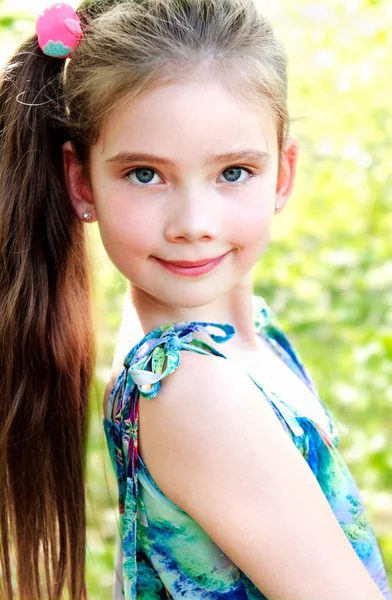 Πορτρέτο του αξιολάτρευτο χαμογελαστοί μικρό κορίτσι εξωτερική — Φωτογραφία Αρχείου