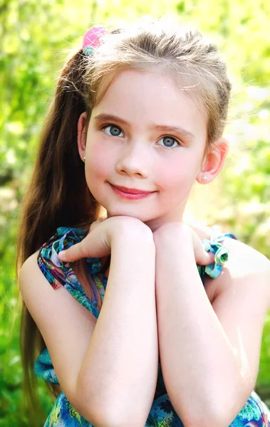 Retrato de adorável sorridente menina ao ar livre — Fotografia de Stock