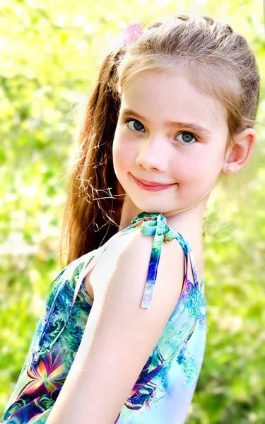 Portrait d'adorable petite fille souriante en plein air — Photo