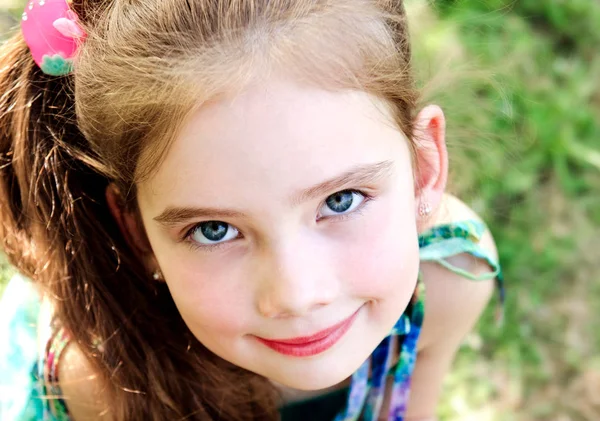 Retrato de adorable niña sonriente al aire libre —  Fotos de Stock