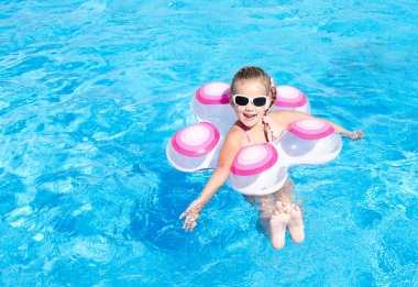 Yüzme Havuzu, küçük kız gülümseyerek 