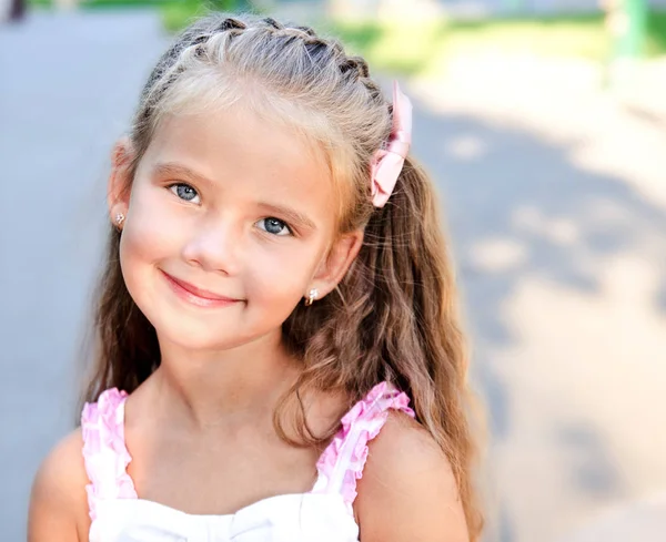 Portret van schattige lachende meisje in het park — Stockfoto