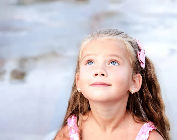 Adorable little girl looking up — Stock Photo, Image