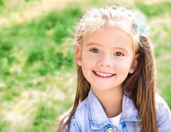 Portret van schattige lachende meisje — Stockfoto