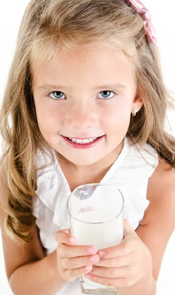 Souriante petite fille buvant du lait isolé — Photo