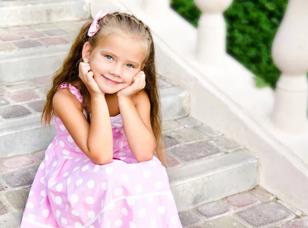 Portret van schattig klein meisje in het park — Stockfoto