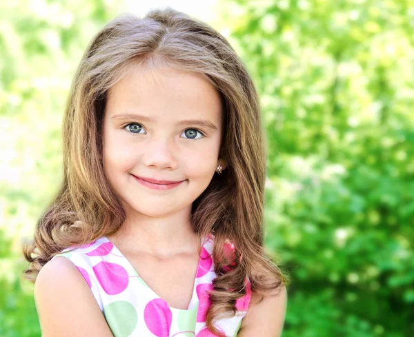 Retrato de adorable niña sonriente —  Fotos de Stock