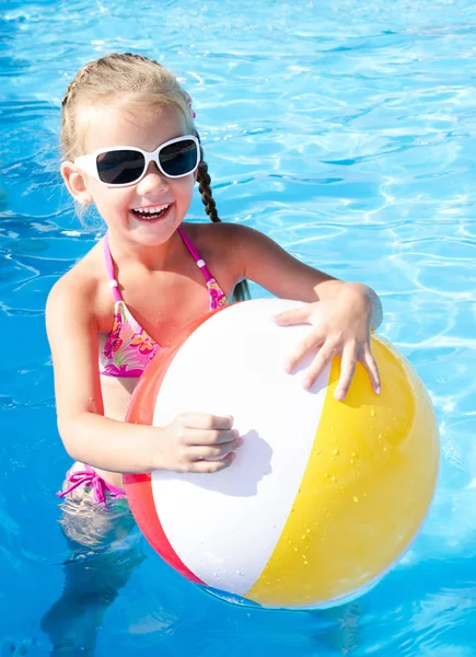 Lachende meisje met bal in zwembad — Stockfoto