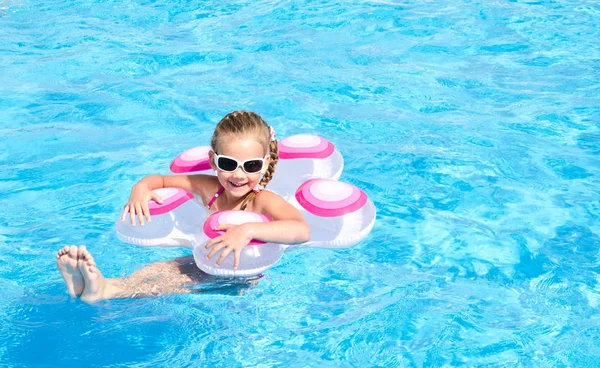 Yüzme Havuzu, küçük kız gülümseyerek 