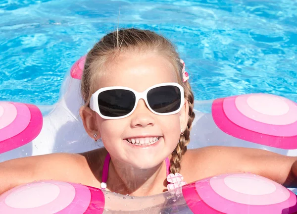 Menina sorridente na piscina — Fotografia de Stock