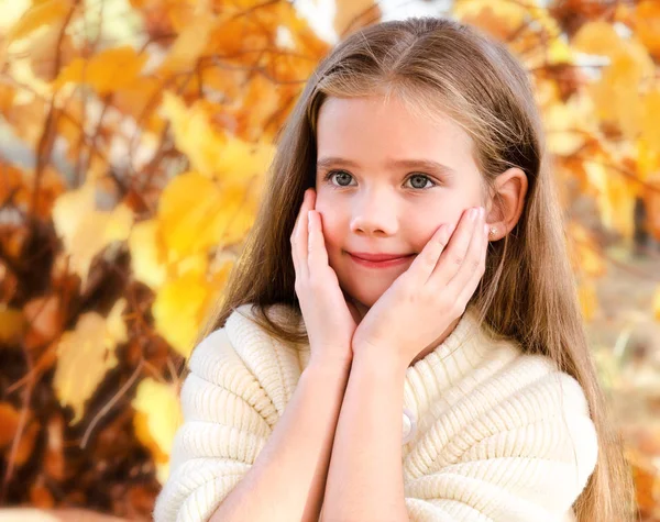 Autunno ritratto sorridente adorabile bambina nel parco — Foto Stock