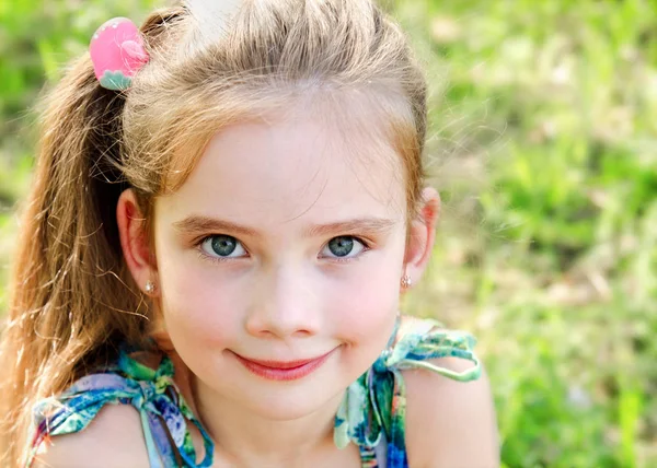 Portret van schattige lachende meisje buiten — Stockfoto