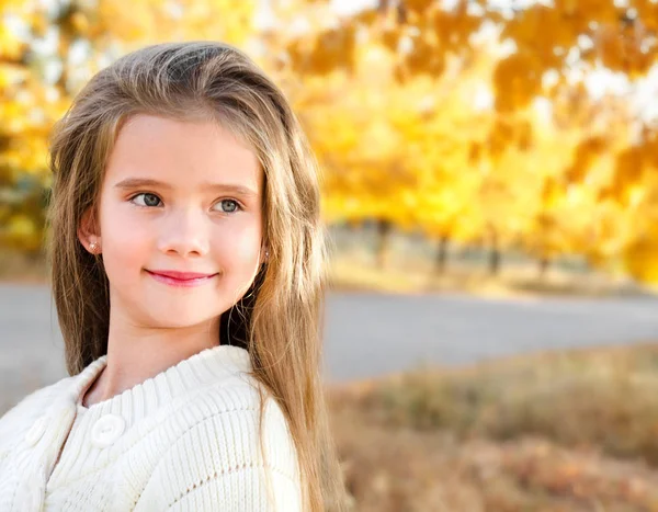 Autumn portrait smiling adorable little girl in the park — Stock Photo, Image