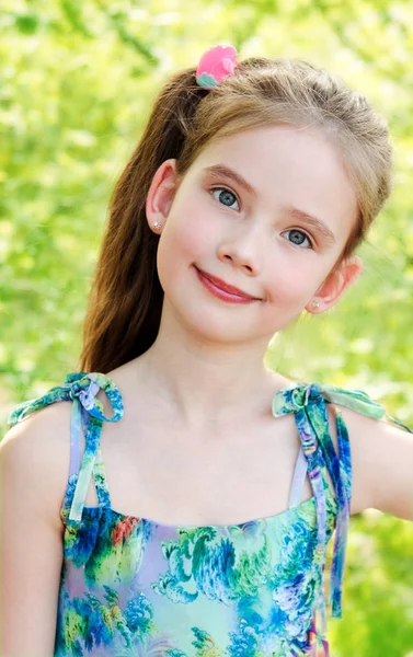 愛らしい笑顔の女の子屋外の肖像画 — ストック写真