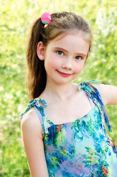 Kültéri imádnivaló kis mosolygó lány portréja — Stock Fotó