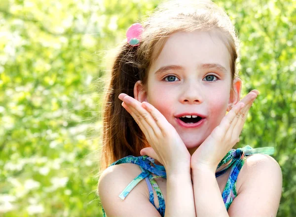 Portret van schattige lachende meisje buiten — Stockfoto