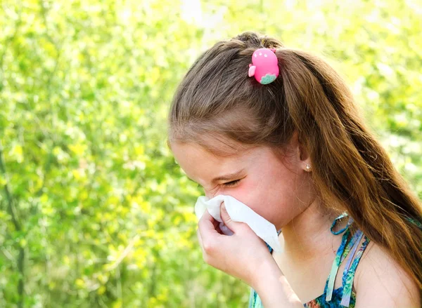 Lilla flickan har allergi mot våren blommande och blåser hennes nos — Stockfoto